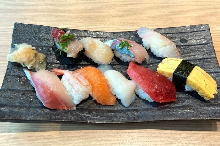 和食さと」のSRS、すしチェーン「うまい鮨勘」を取り込み、成長を加速