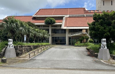 【リゾート気分で起業！3選㊤】「宮古島ICT交流センター」議場でテレワーク、休みはウミガメと過ごす