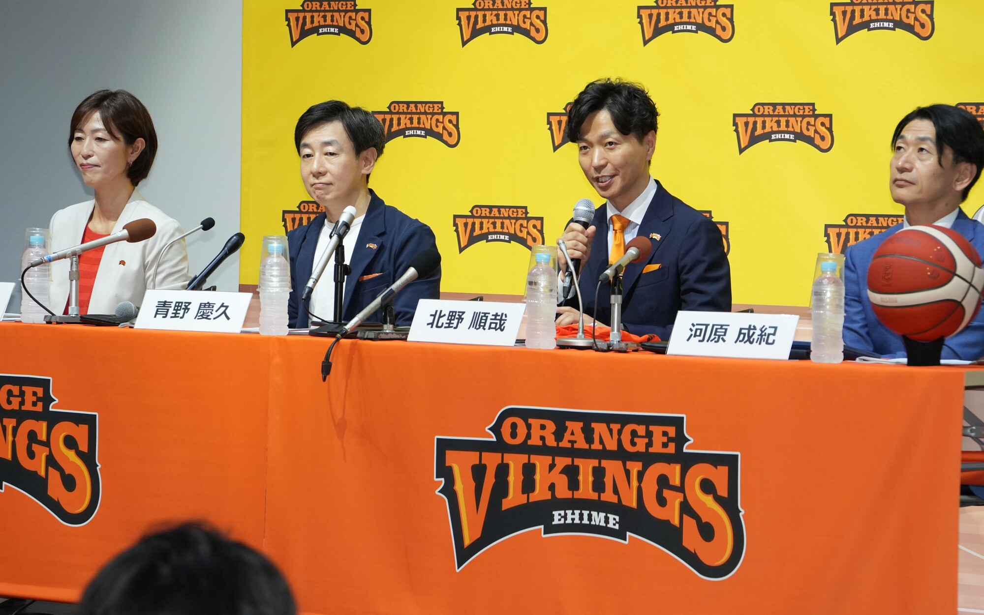 記者会見で話す北野社長