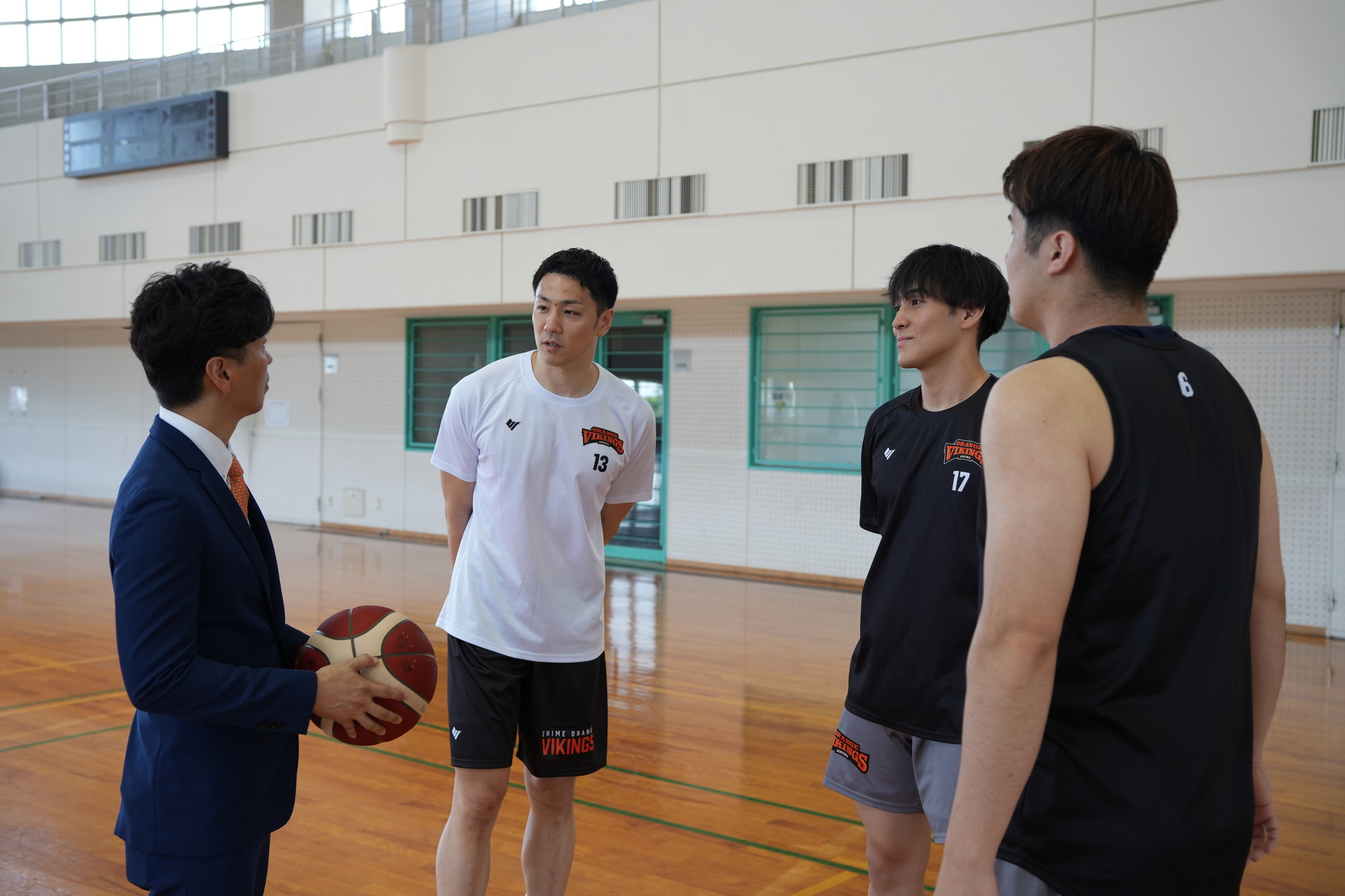 愛媛オレンジバイキングスの選手たちとコミュニケーションをとる北野氏
