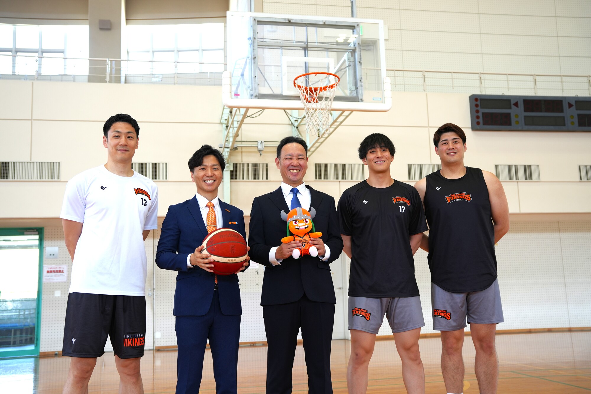 株式会社エヒメスポーツエンターテイメント 代表取締役社長 北野 順哉氏(中央左)　愛媛オレンジバイキングス　俊野 佳彦選手(左)　武内 理貴選手(中央右)　平 凌輝選手(右)　本M＆Aを仲介したストライク　合田良明(中央)