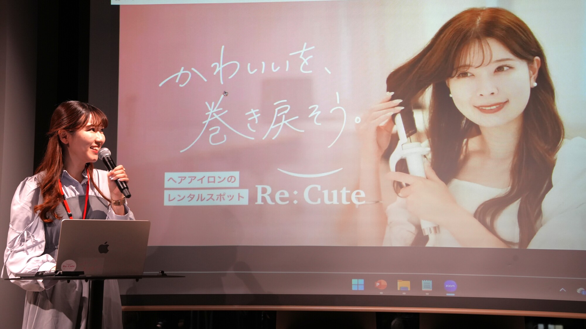 ヘアアイロンのレンタルスポットについて紹介する山下氏