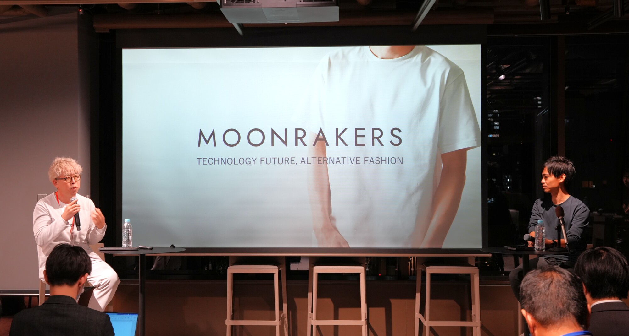 MOONRAKERSについて説明する 西田氏（左）と、01Booster Capital　パートナー　立山 冬樹氏（右）