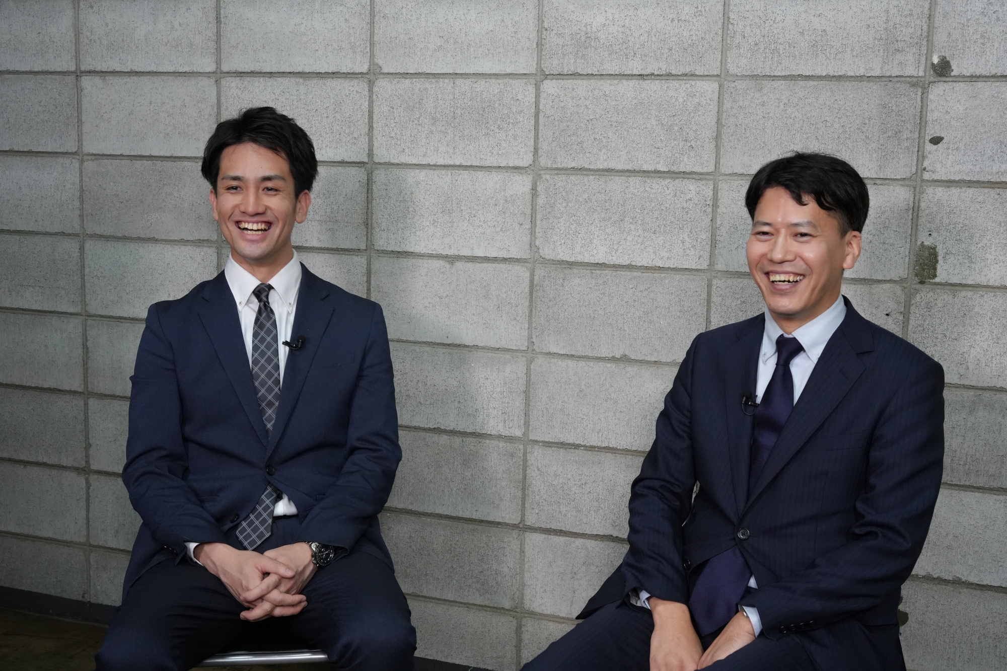 上撫氏との思い出を笑顔で語る　YMFGキャピタル　光永氏（左）　藤本氏（右）