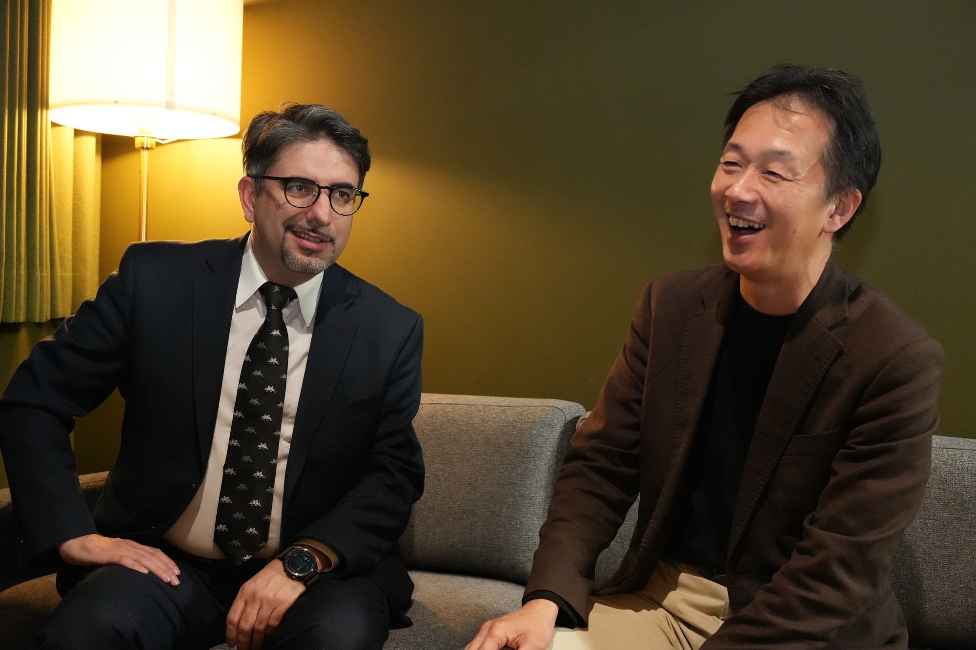 笑顔で語り合う　エミン氏（左）荒井氏（右）