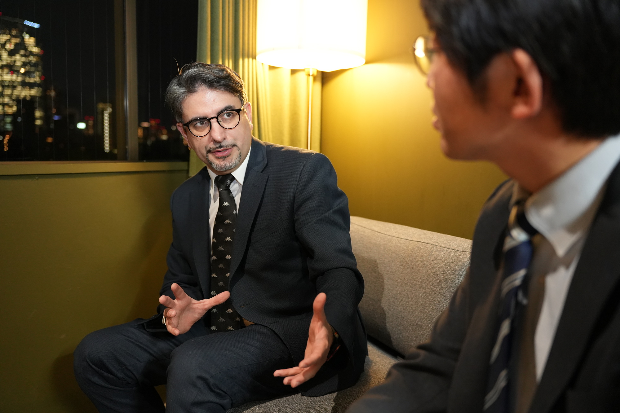 M&Aの市場感について大澤氏(手前)に語るエミン氏（奥）