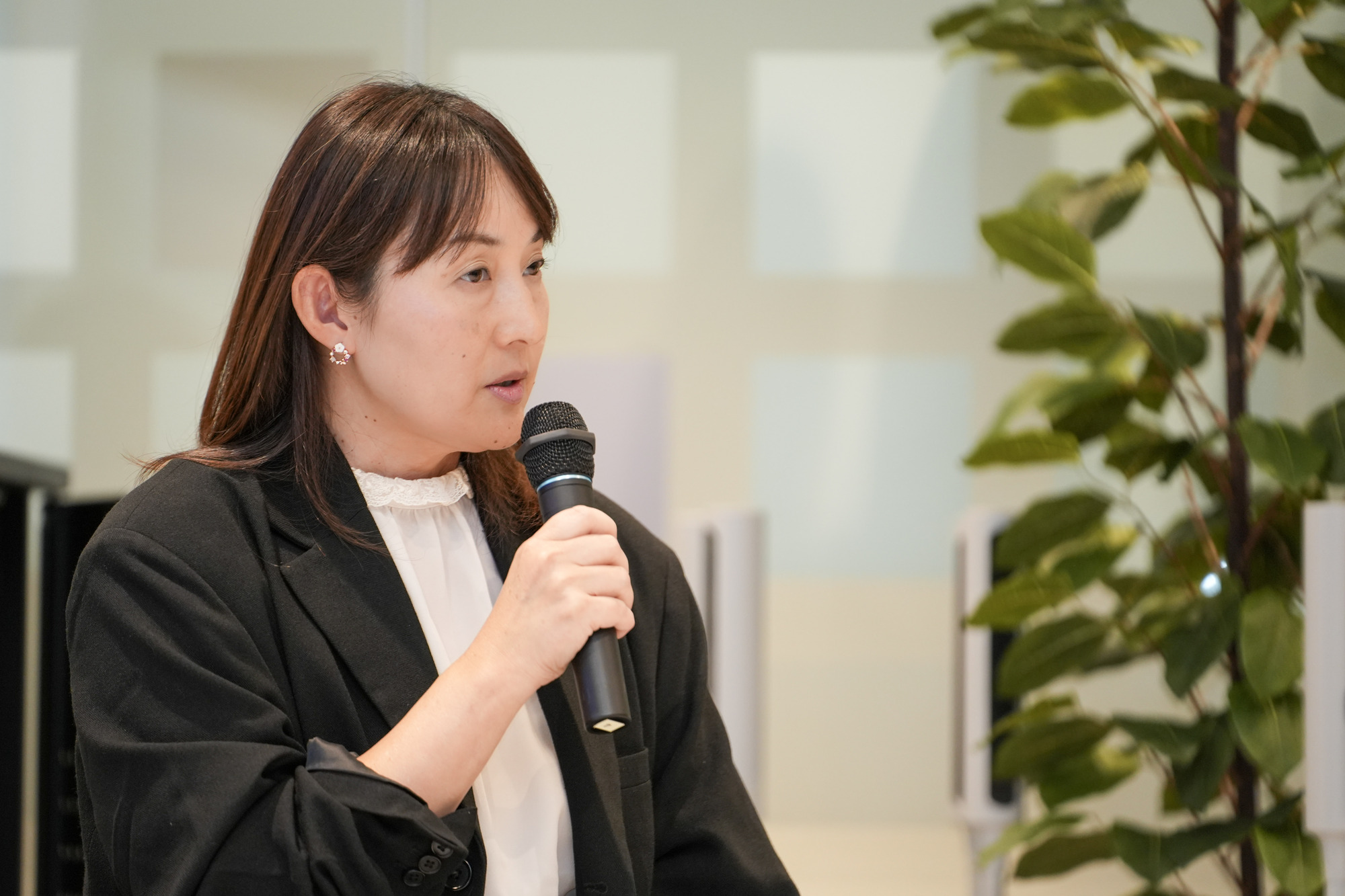 ロート製薬の非連続成長の歩みについて事例を交えて説明する小久保氏