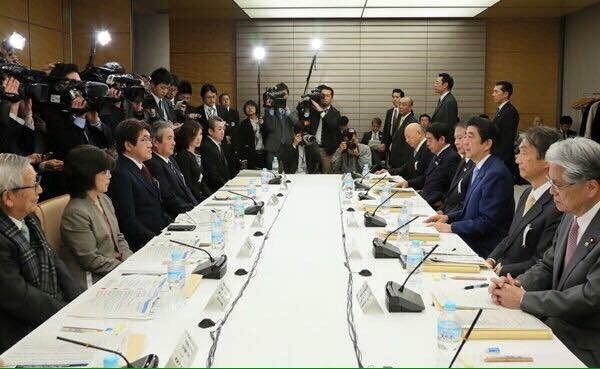 安倍晋三元首相も参加した教育再生実行会議の様子